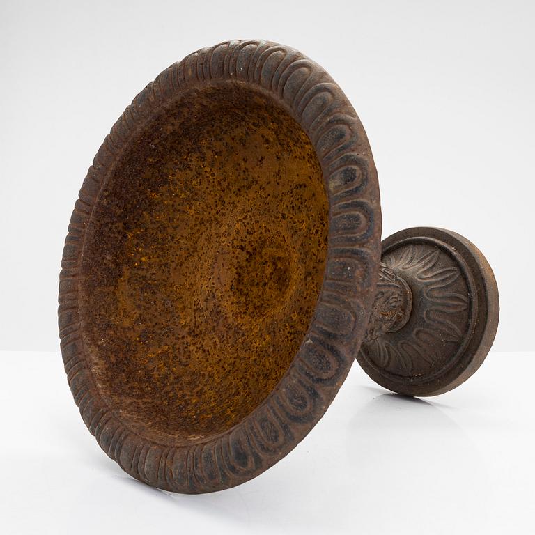 A cast iron bird bath 19th/20th century.