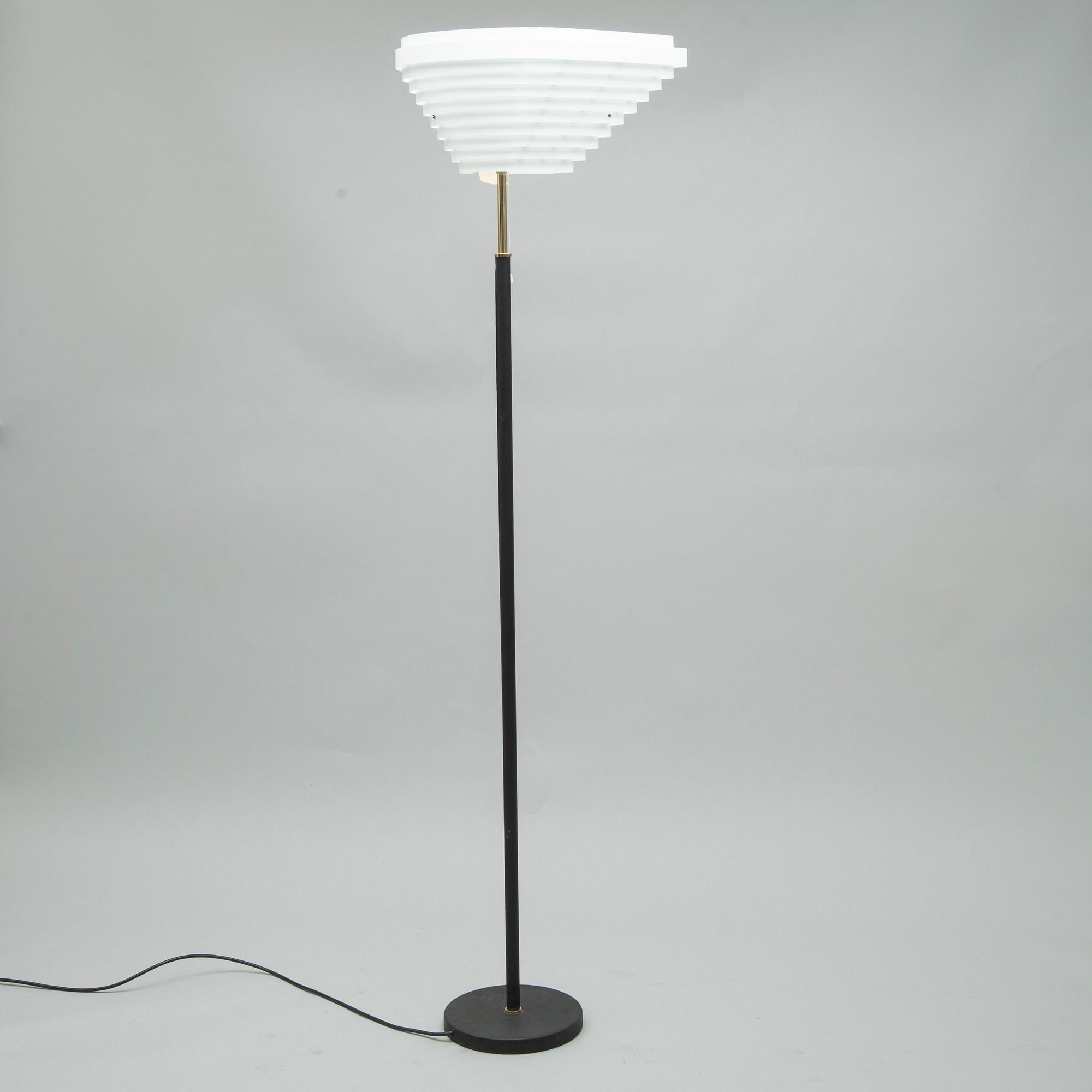GOLVLAMPA, "Änglavinge" modell A805, design Alvar Aalto, Artek. Formgiven 1954.
