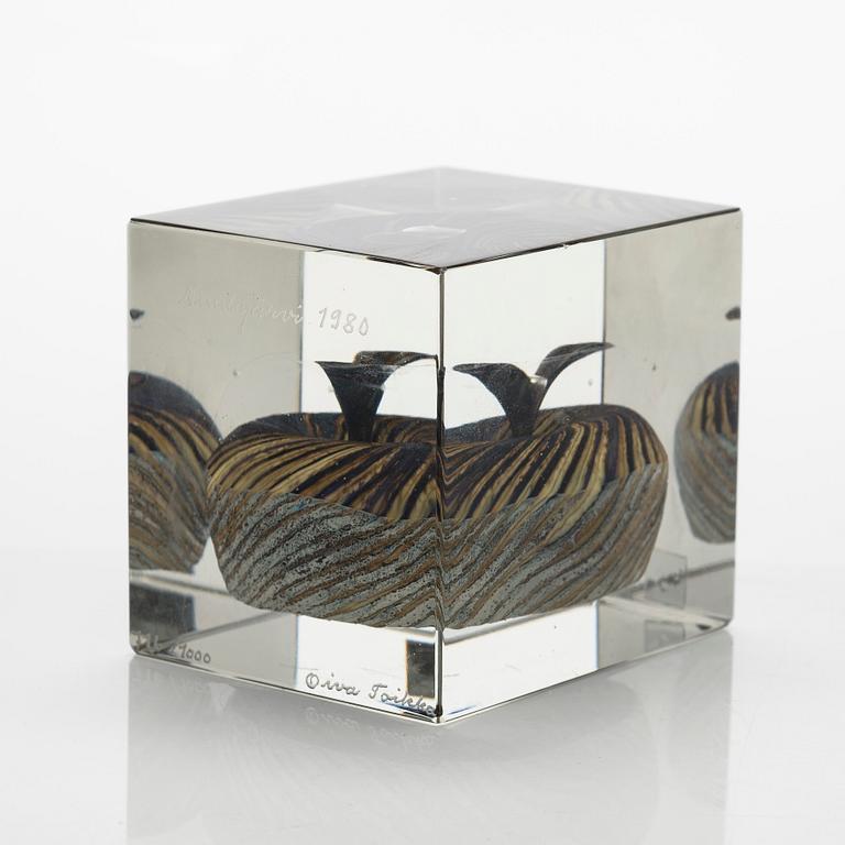 Oiva Toikka, vuosikuutio, signeerattu Oiva Toikka, Nuutajärvi 1980, numeroitu 716/1000.