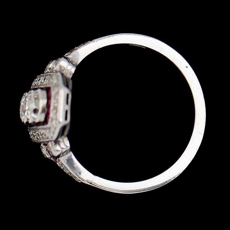 RING, 18K vitguld, art déco, diamanter och rubiner. Vikt ca 5 g.