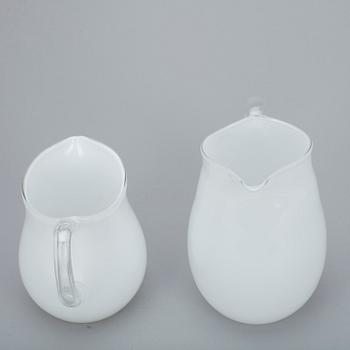 KANNUJA 2 kpl, KULHOJA, 6 kpl, LASEJA 7+1 kpl, valkoista ja kirkasta lasia, Maire Gullichsen Iittala 1900-l loppupuoli.