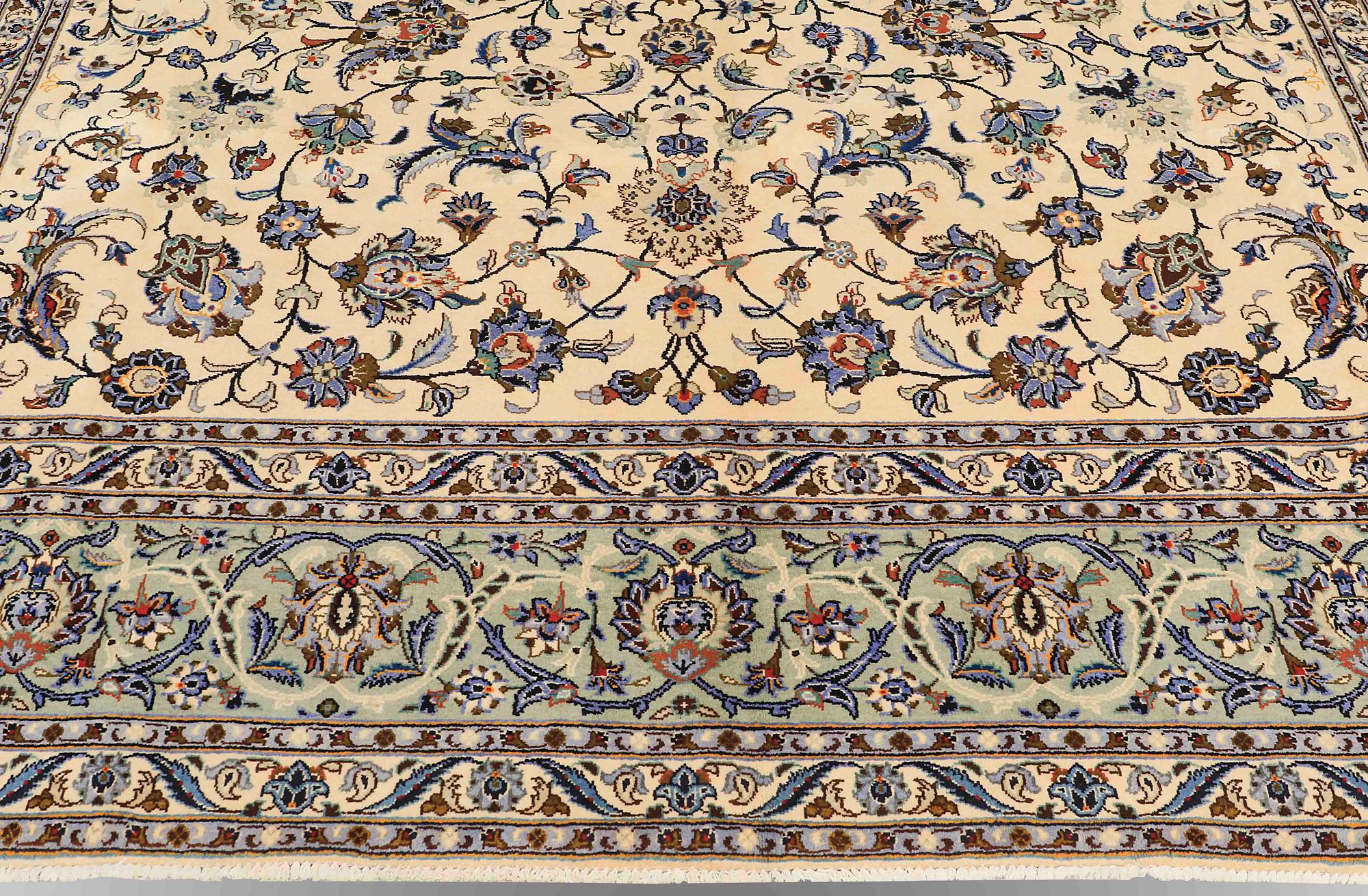 A carpet, Kashan, ca 474 x 320 cm.