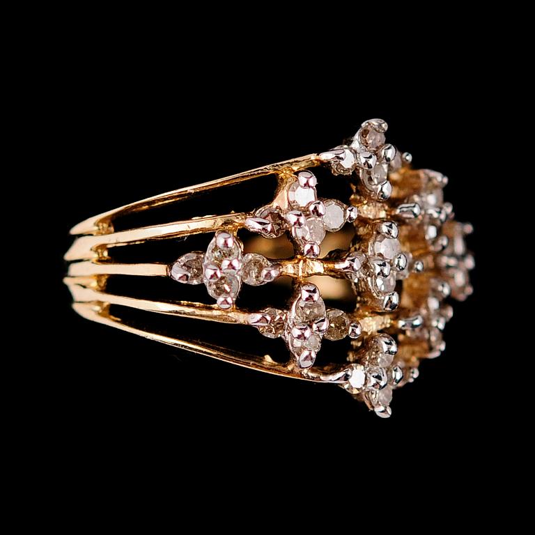 RING, 10 k, med diamanter 0.50 ct. Total vikt ca 4 g.