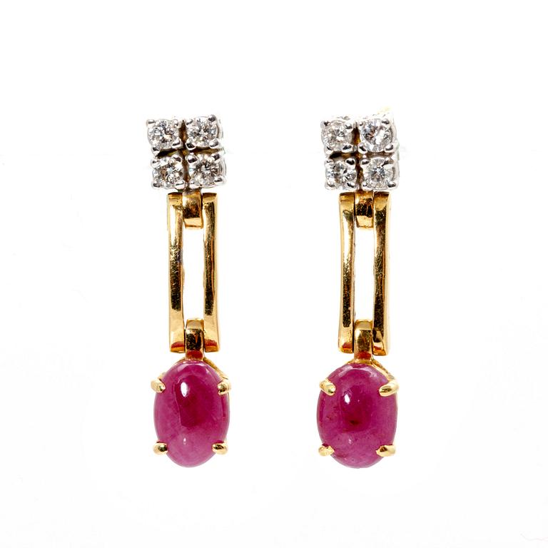 A pair of 18K gold earrings with rubies and diamonds ca. 0.4 ct in total.