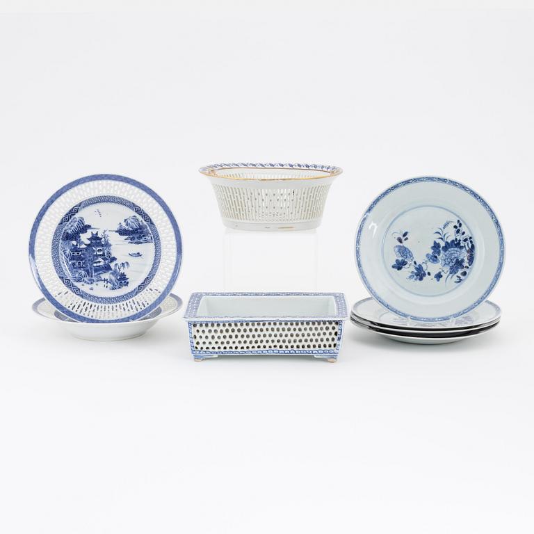 A group of Chinese blue and white porcelain, Qing dynasty and 20th Century. (eight pieces).