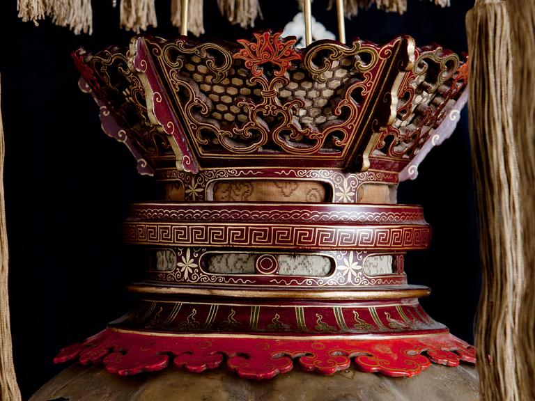 A rare Chinese horn and lacquer lantern, Qing dynasty, presumably late 18th or early 19th Century.