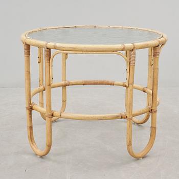 KORGFÅTÖLJER samt BORD, 5 delar, omkring 1900-talets mitt.