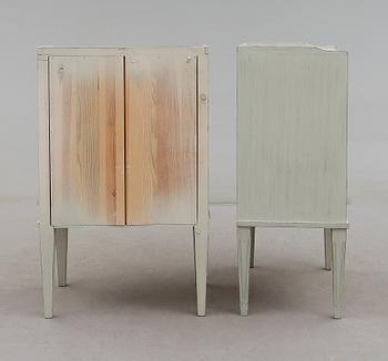 SÄNGBORD, 1 par, gustaviansk stil, 1900-talets andra hälft.