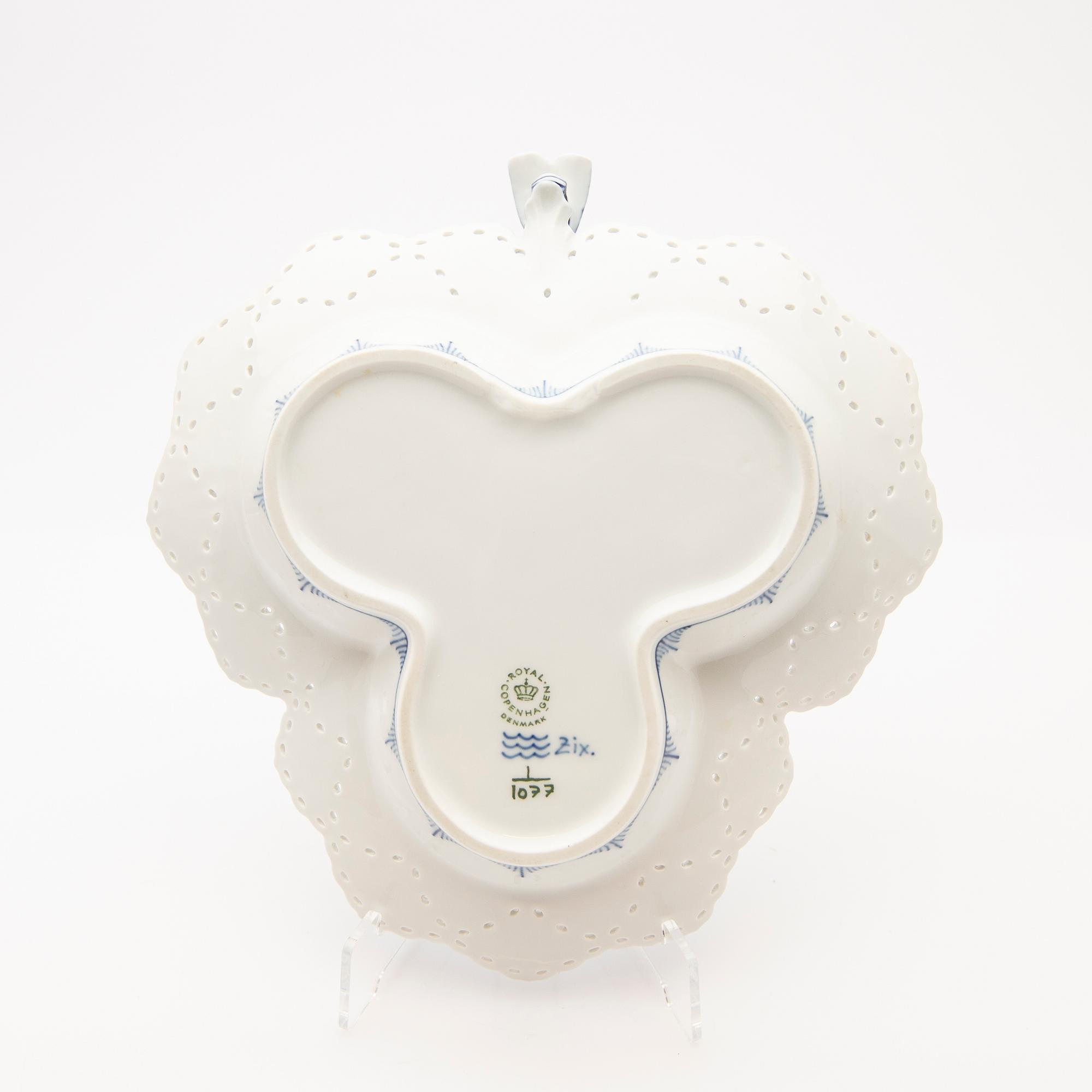 Royal Copenhagen, Serving dish. porcelain, "Musselmalet helblond", Royal Copenhagen, model 1/1077, 1969-1974.