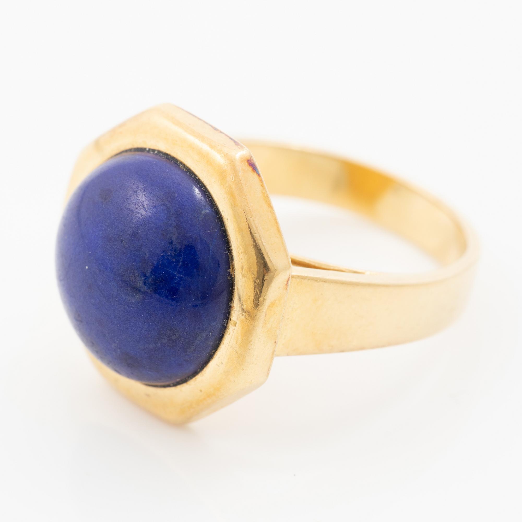 18K gold ring with lapis lazuli.