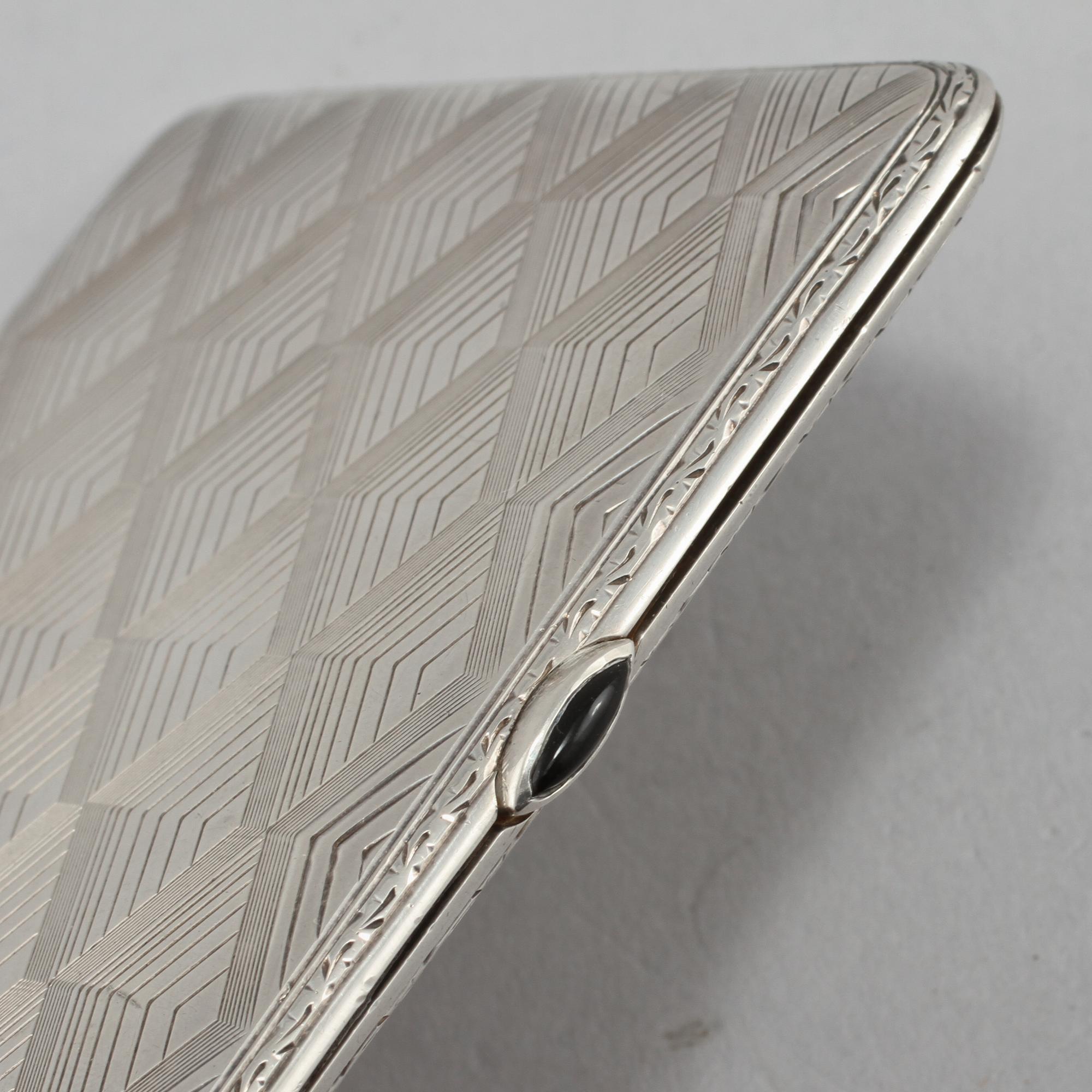 CIGARETTETUI, silver, importstämplad, omkring 1900-talets mitt. Vikt 95 g.