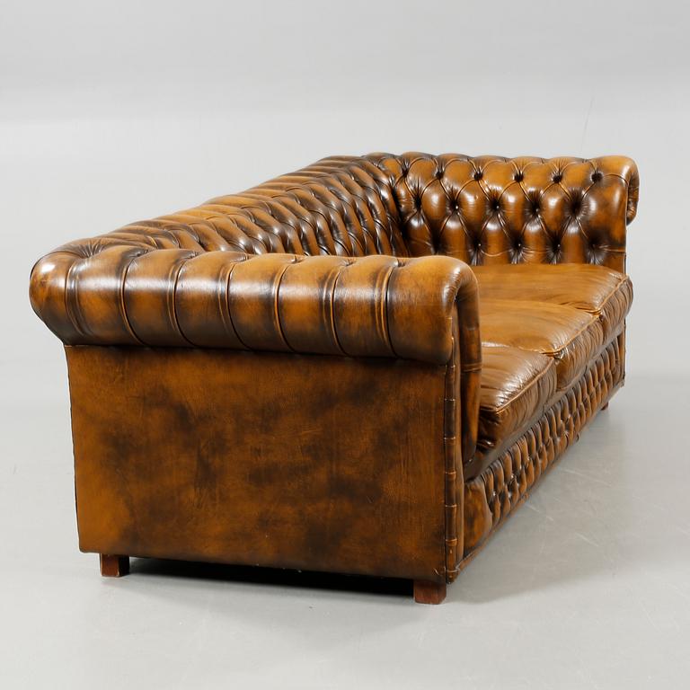 BÄDDSOFFA, Chesterfield-modell, 1900-talets andra hälft.