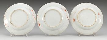 A set of three imari-verte dinner plates, Qing dynasty, early 18th Century.