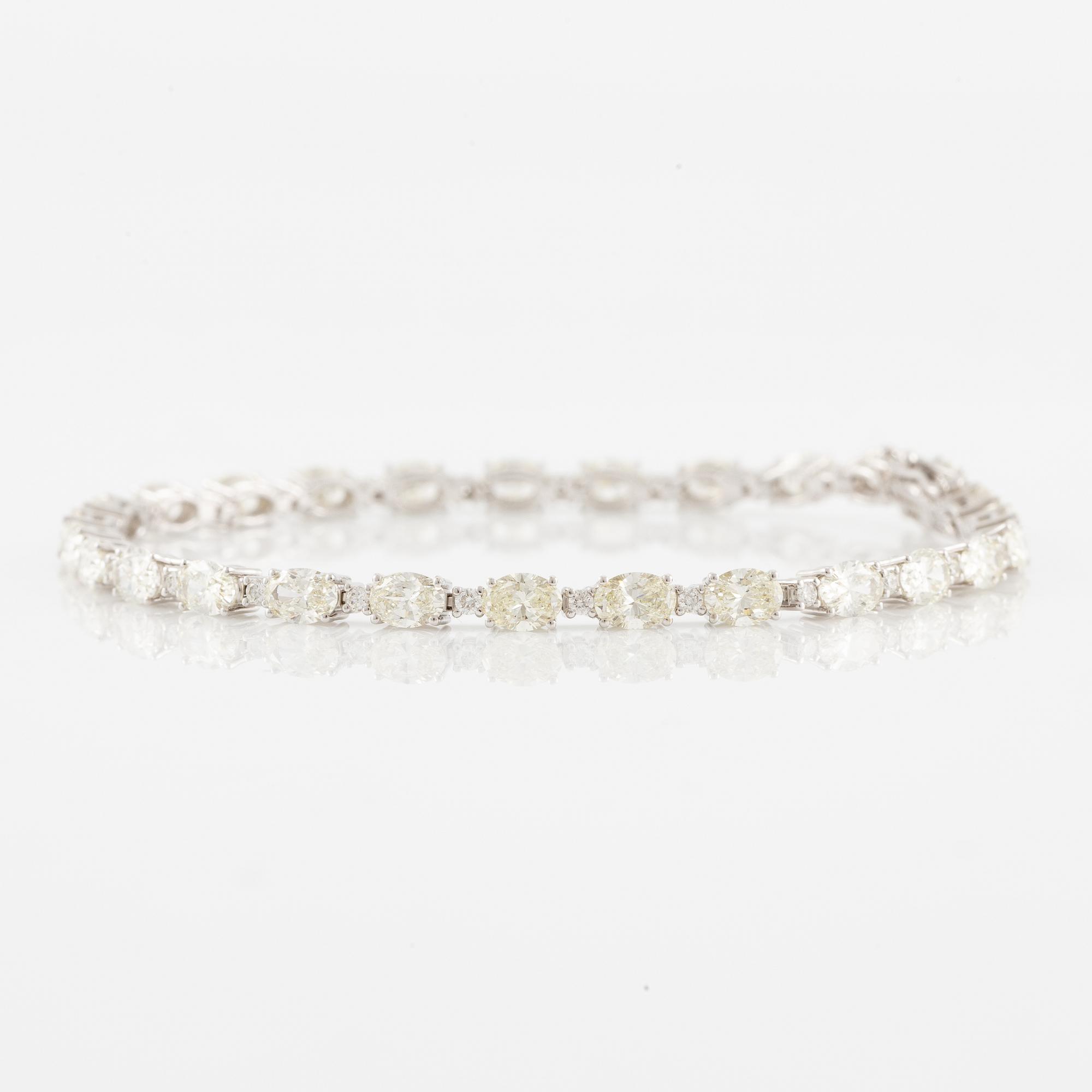 Bracelet 18K white gold with oval and brilliant-cut diamonds.