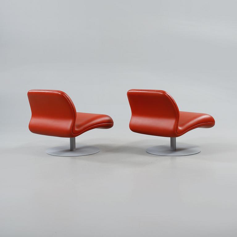 SNURRFÅTÖLJER, ett par, "Attitude", Morten Voss, Fritz Hansen, 2000-tal.