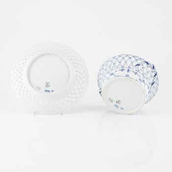 Royal Copenhagen, gallerskål med fat, porslin, "Musselmalet", Danmark.