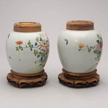 A pair of Chinese famille vert porcelain urns, Kangxi (1662-1722).