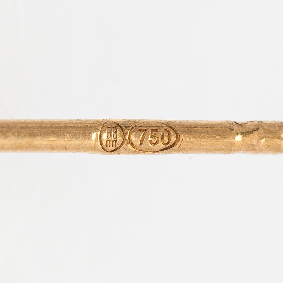 Kirsti Doukas, korvakorut, "Pohjantähti", 18K kultaa ja granaatti. Kalevala Koru, Helsinki.