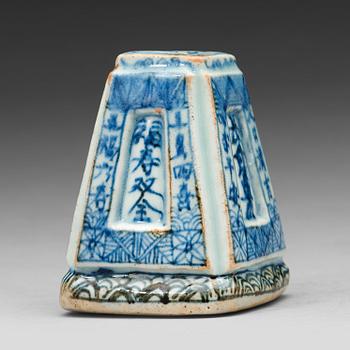 A blue and white joss stick holder, Qingdynasty, 19th Century.