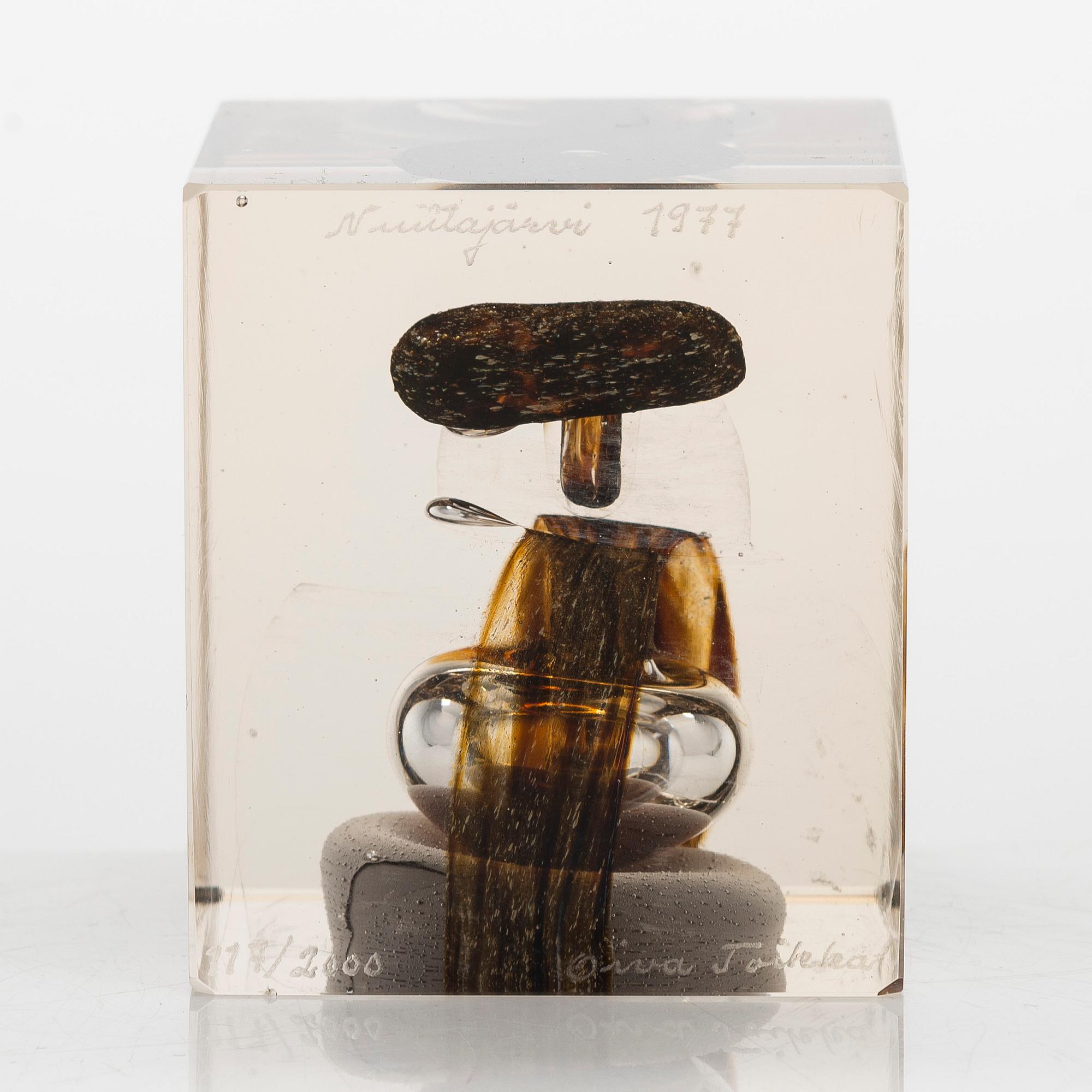Oiva Toikka, an annual cube, signed Oiva Toikka Nuutajärvi 1977 and numbered 117/2000.