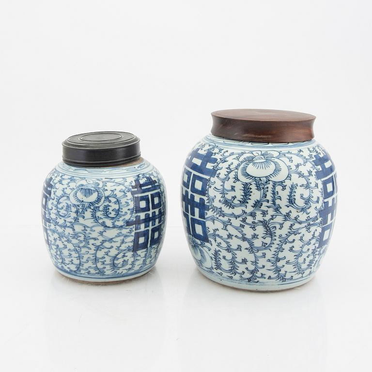 A set of two Chinese porcelan jars with lid 19th/20th century.