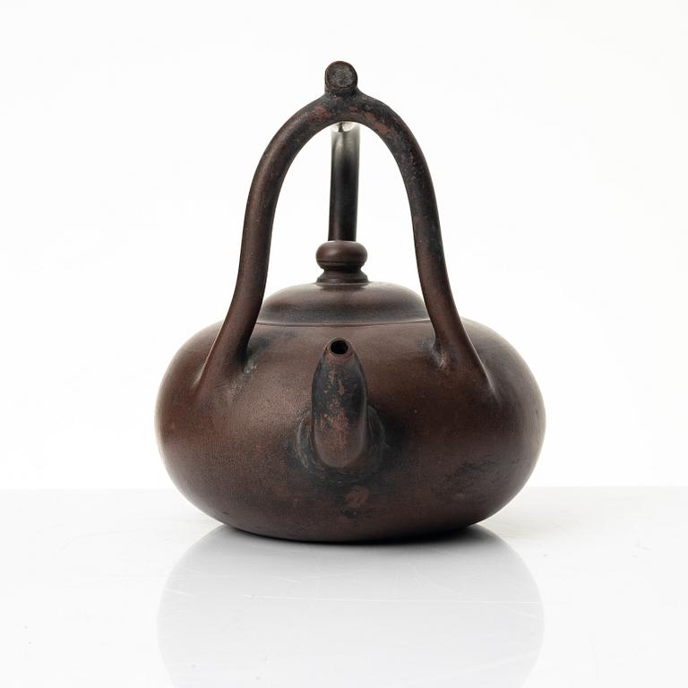 A Chinese yixing teapot, late Qing dynasty /around 1900.