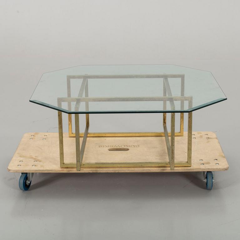A GLASS TOP COFFEE TABLE.
