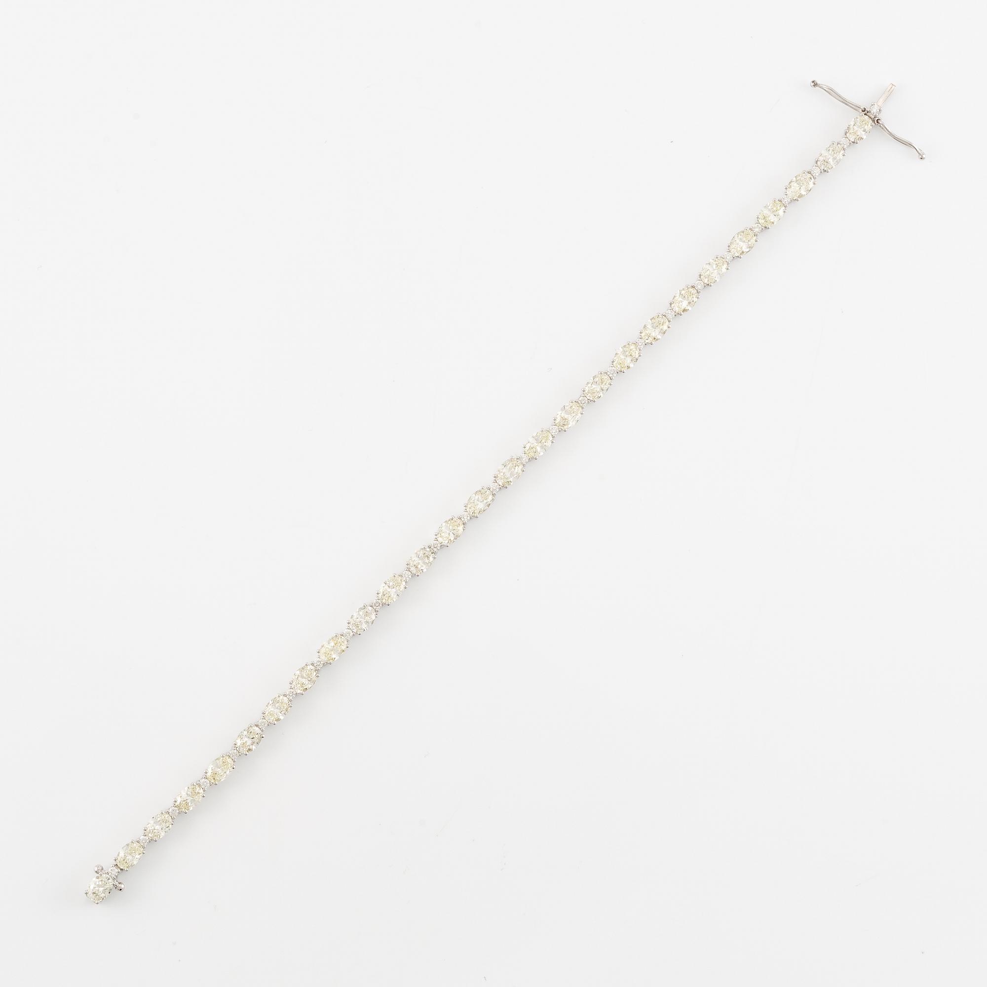 Bracelet 18K white gold with oval and brilliant-cut diamonds.