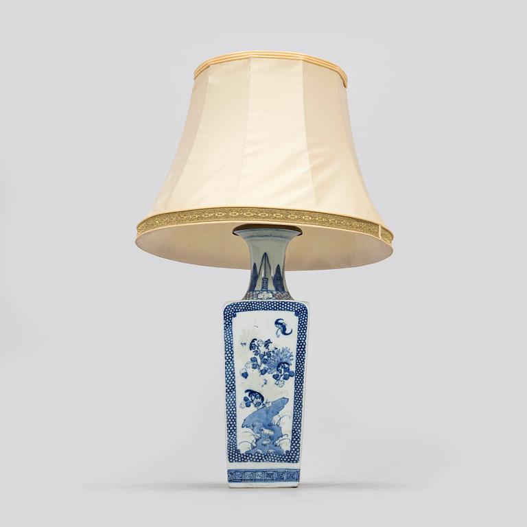 Pöytävalaisin, posliinia, Kiina, myöhäinen Qing-dynastia, 1800/1900-luku.