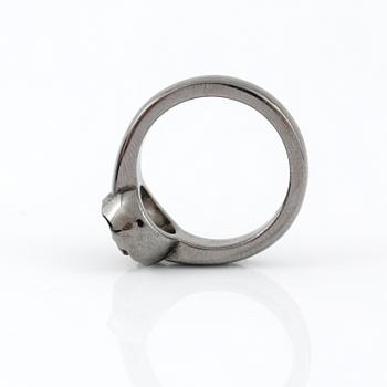RING, Damiani och Sharon Stone kollektion "Maji", Italien. Oxiderat silver med en oslipad svart diamant.