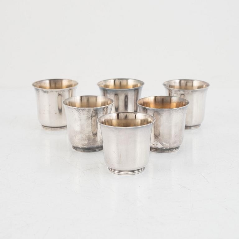 Case with 6 miniature silver beakers.