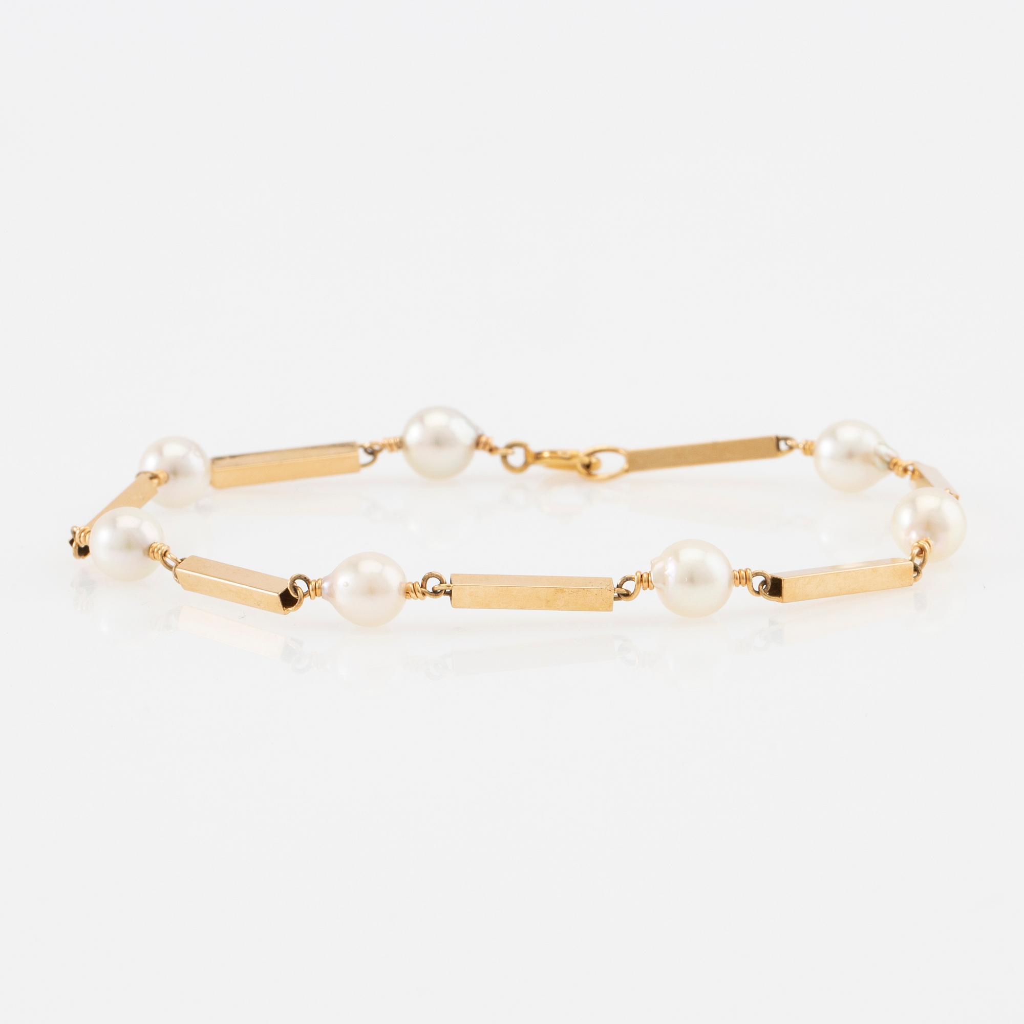 Bracelet 18K gold with cultured pearls.