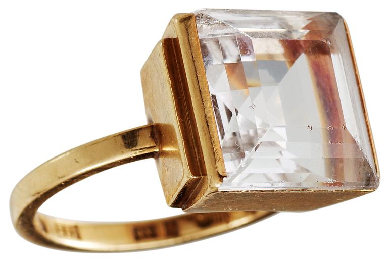 A Wiwen Nilsson 18K gold and facet cut white beryle ring, Lund 1942.