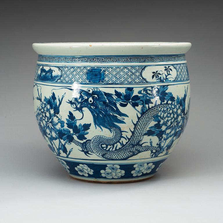 A blue and white Jardiniere/basin, late Qing dynasty.