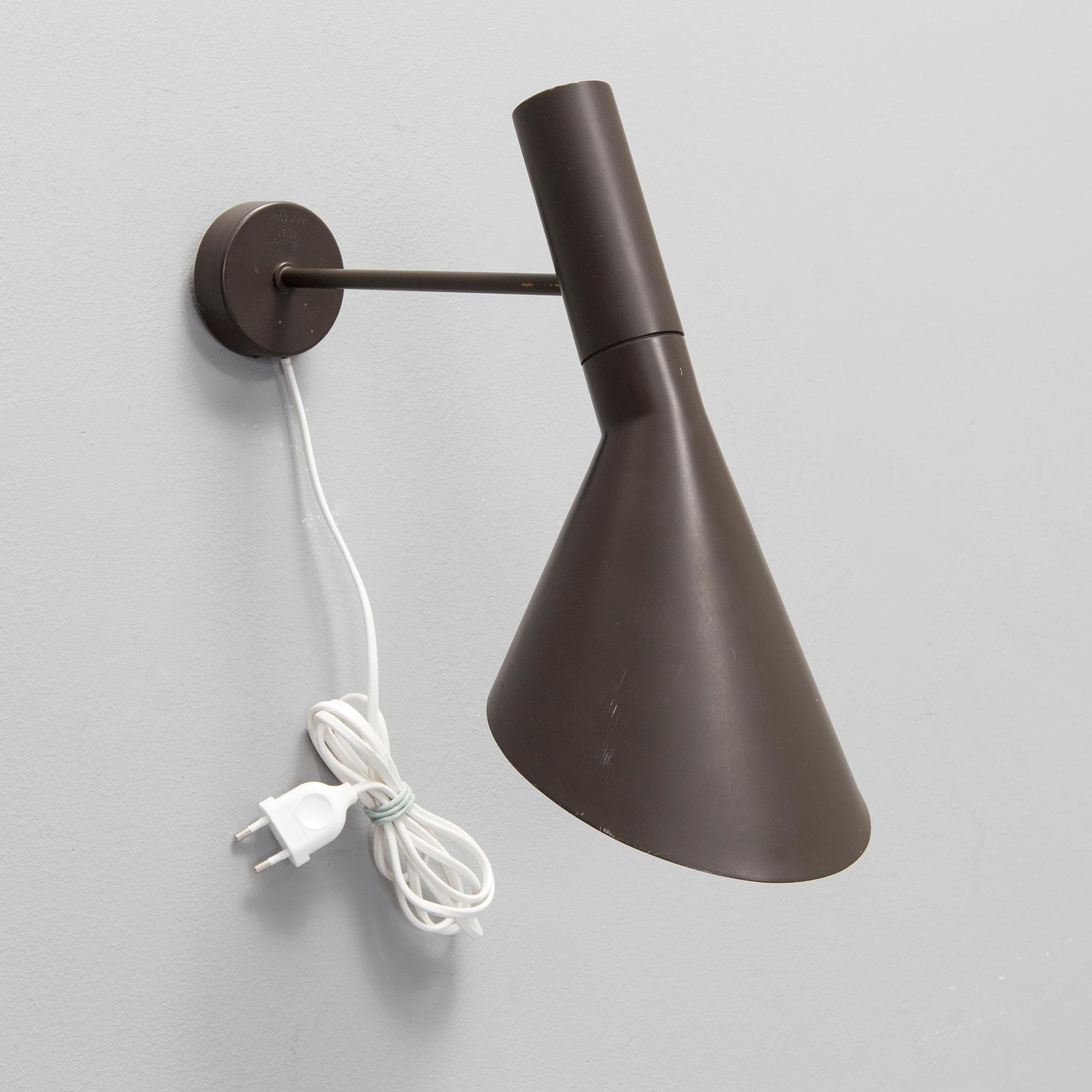ARNE JACOBSEN, Vägglampa "AJ" för Louis Poulsen. Märkt med den första svenska återförsäljaren Axel Anell. Ca 1960.
