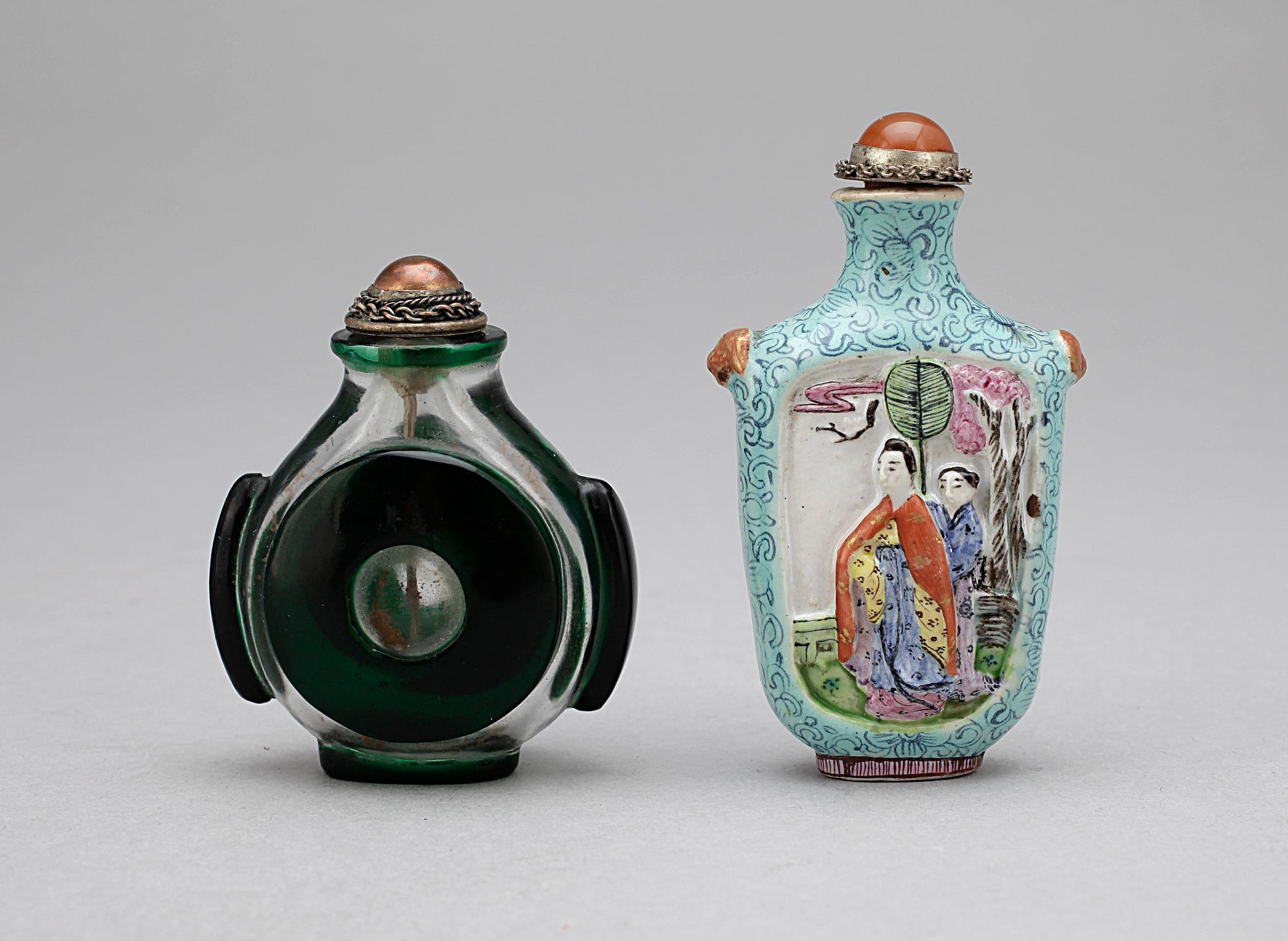 SNUSFLASKOR, 2 st, glas samt keramik, Kina, republik, 1900-talets första hälft.