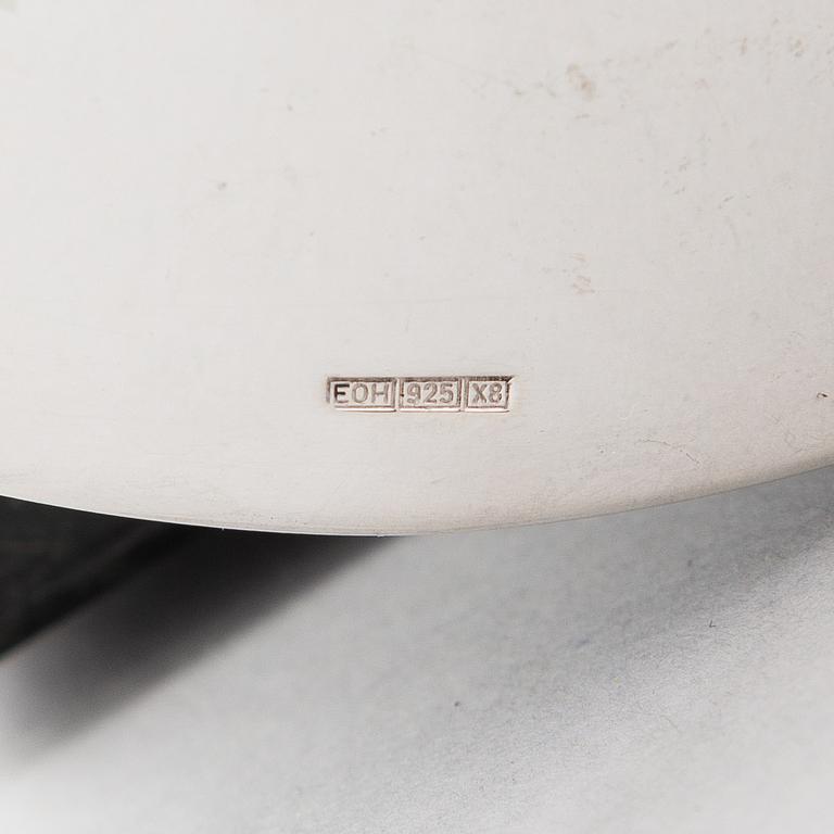 Pekka Piekäinen, veistos, anortosiitti ja hopea, leimattu 1999 Platinoro, Turku.