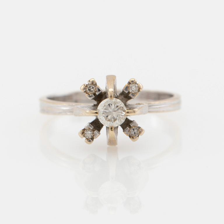Ring, 18K vitguld med briljantslipade diamanter.