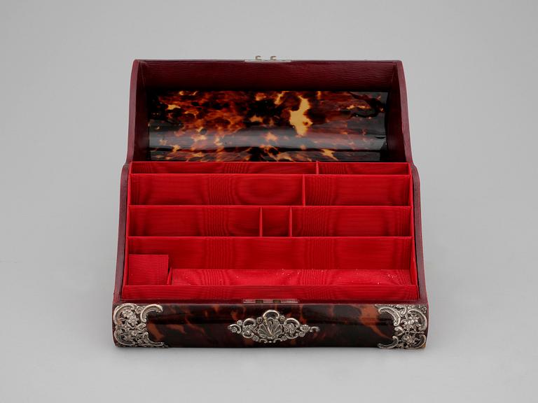 BORDSUPPSÄTTNING, 5 delar. Sköldpadd och silver. London, England, 1901.