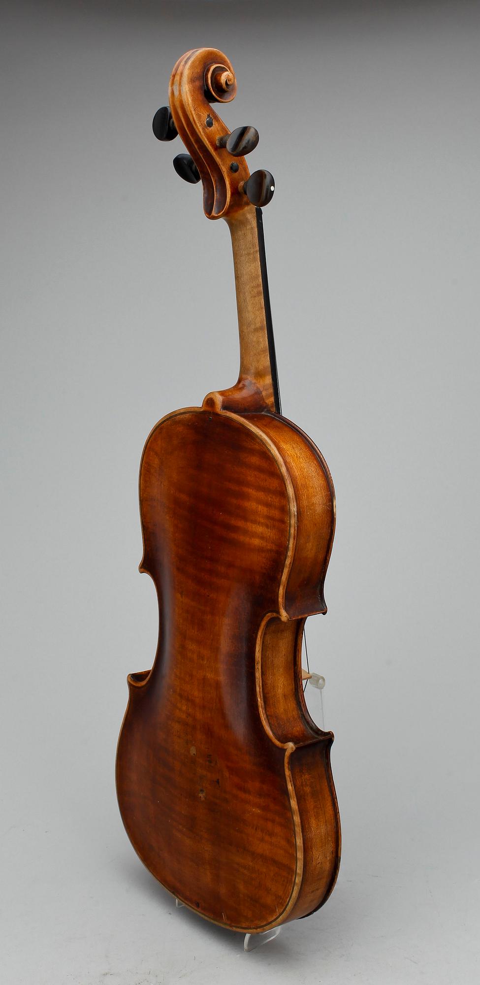FIOL MED STRÅKE. I väska. 1900-talets början.