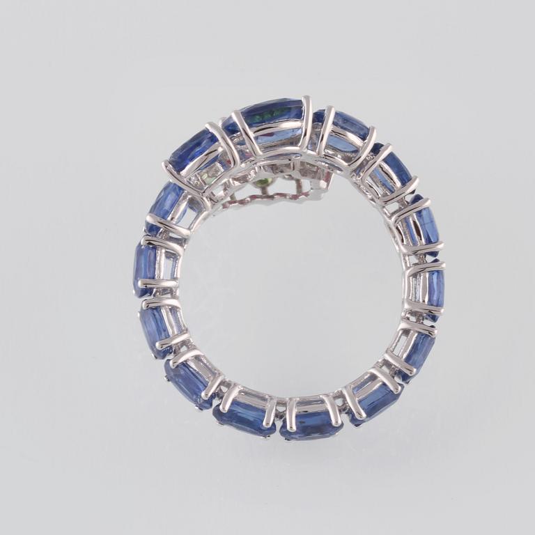 RING, 18K vitguld med fasettslipad rubin ca 1.55 ct, kyaniter  5.26 ct samt demantoider ca 0.70 ct. Vikt ca 4,7 gram.