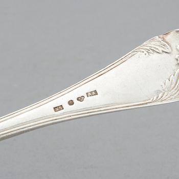 BESTICK I SILVER, 32 delar, olika svenska mästare, 1800/1900-tal. Total vikt ca 2035 gram inklusive knivblad.