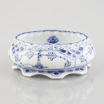 Six small dishes and a bowl, 'Blue Fluted' / 'Musselmalet', porcelain, Royal Copenhagen, 1898-1923 and later.