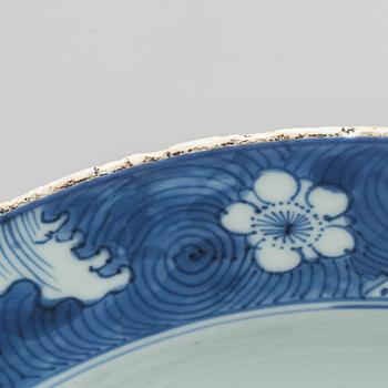 A chinese porcelain dish, Qing dynasty, Kangxi (1662-1722).