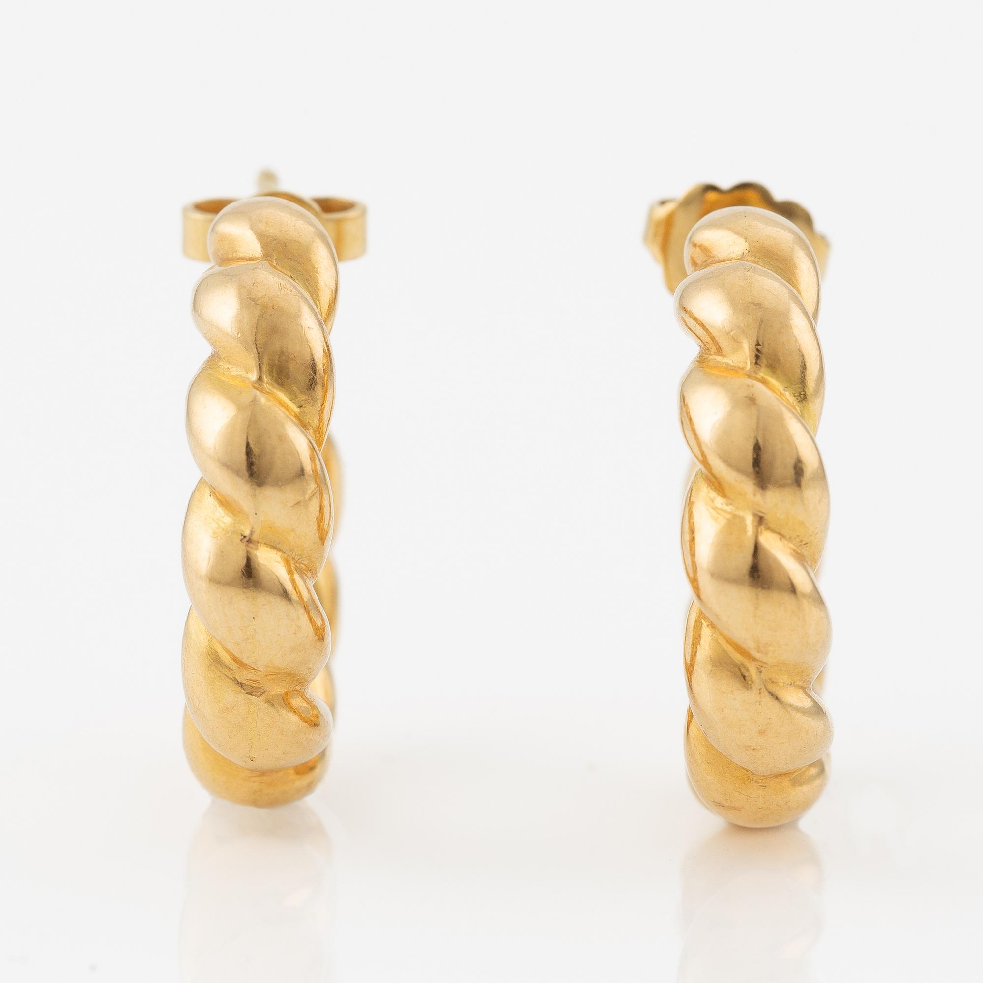 A pair of earrings 18K gold.