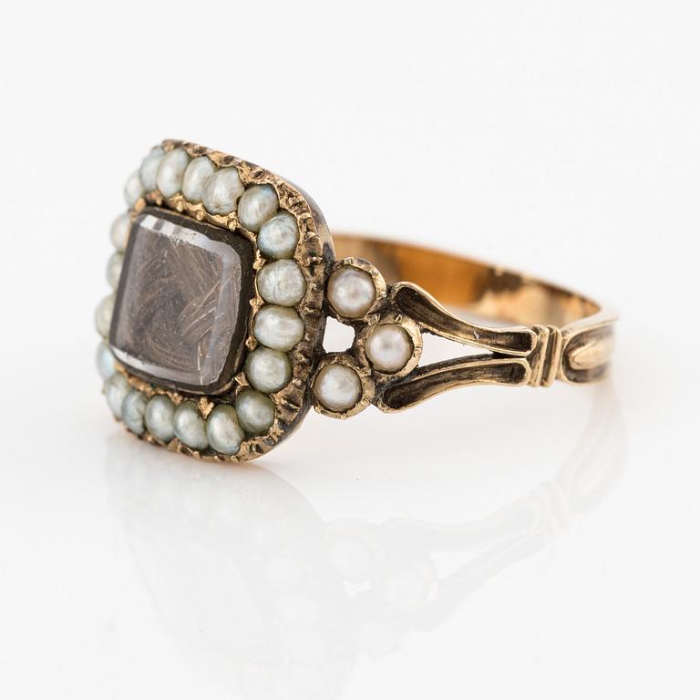 Ring in gold with pearls and hair compartment.