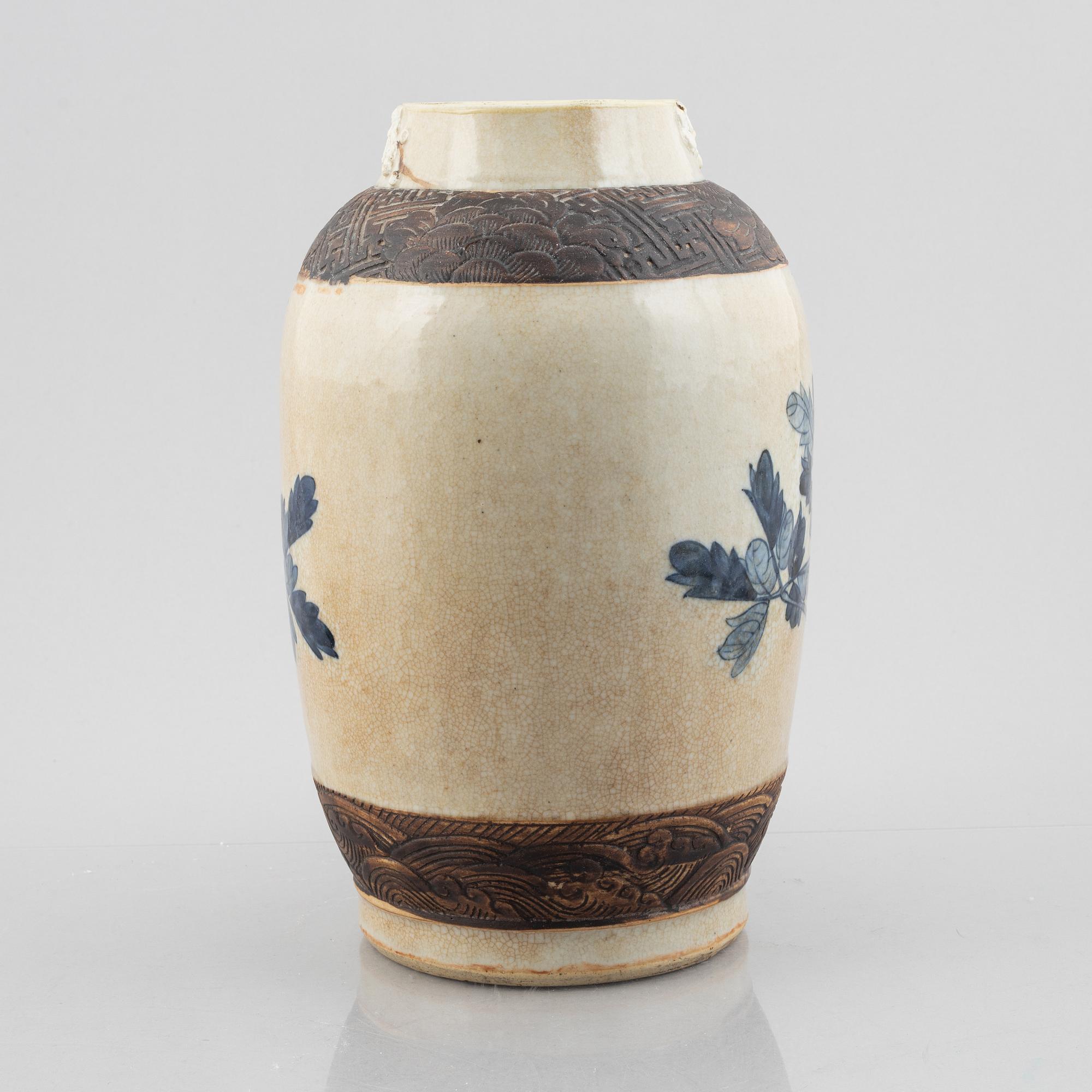 A porcelain vase, China, late Qing dynasty.