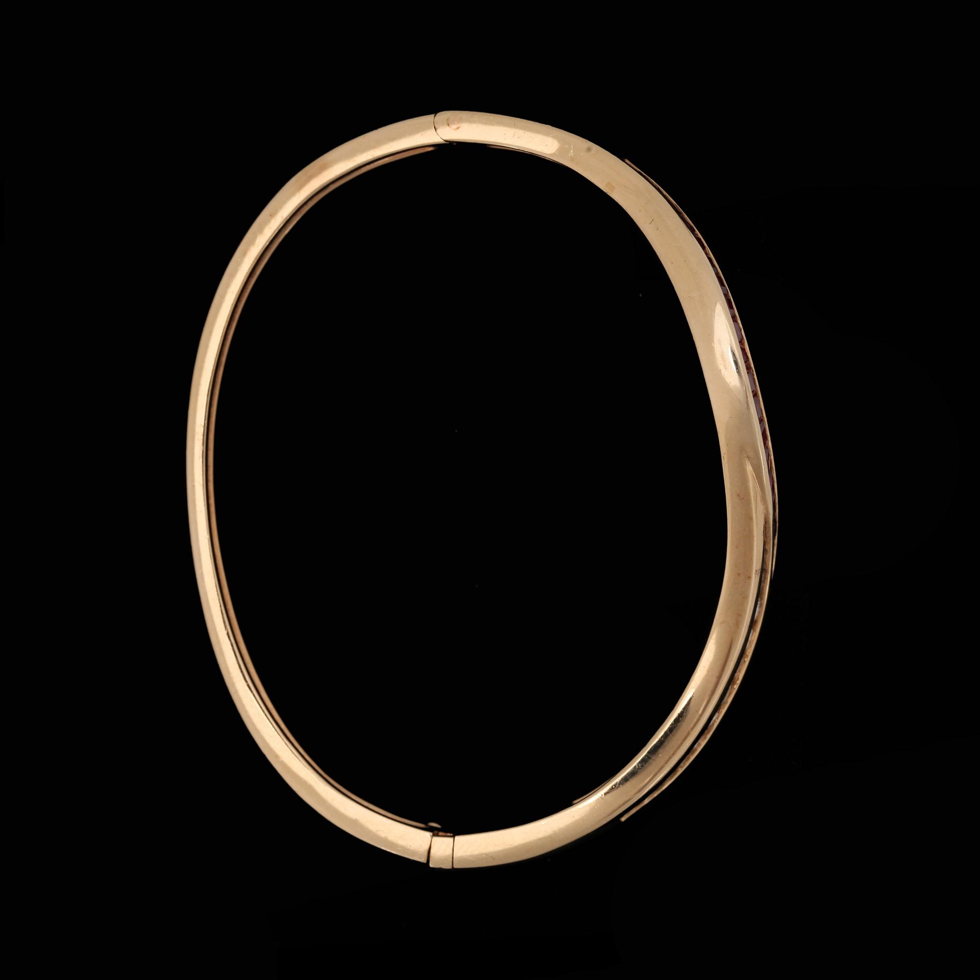 A bangle with carré cut rubies and brilliant cut diamonds, app. 1.10 ct.