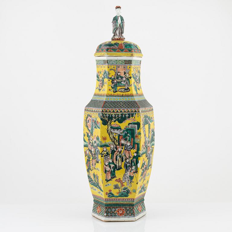 A porcelain urn, China, early 20th century.