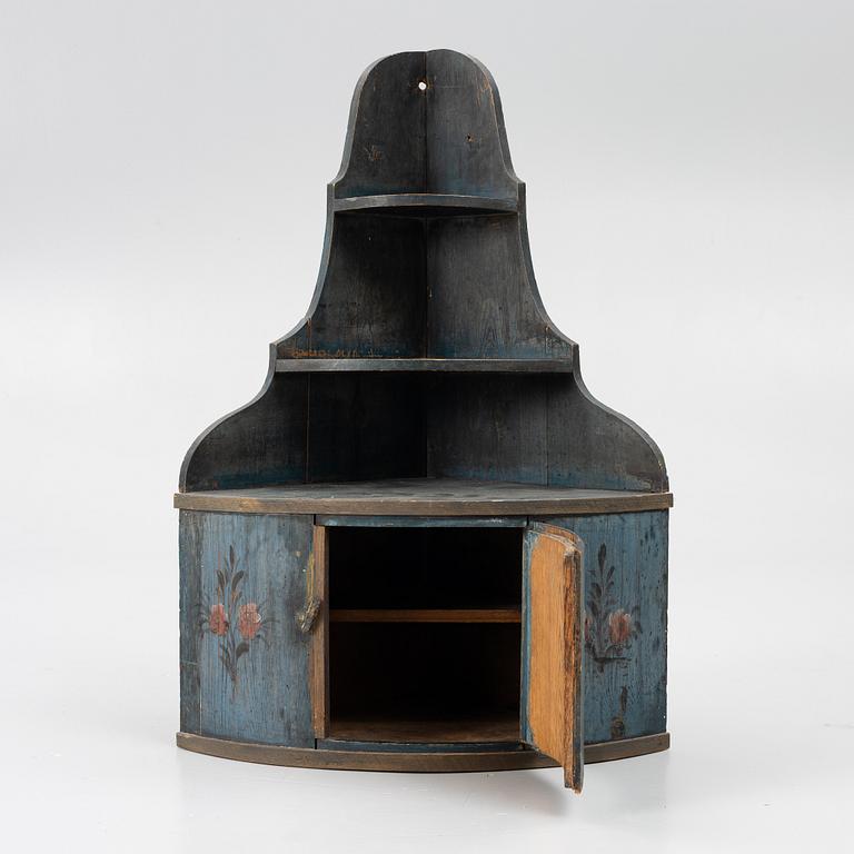 Hörnhängskåp, allmoge, 1800-tal.